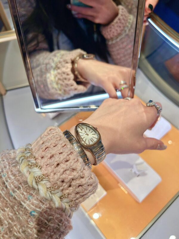BVLGARI SERPENTI Series 103608 (35mm, White Lacquered Dial, 18K Gold Hour Markers, Rose Gold Bezel, Sapphire Crystal, Swiss Quartz Movement)