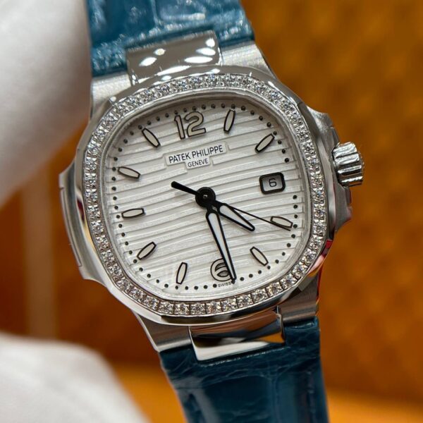 1 Patek Philippe Nautilus Ref. 7010G-011