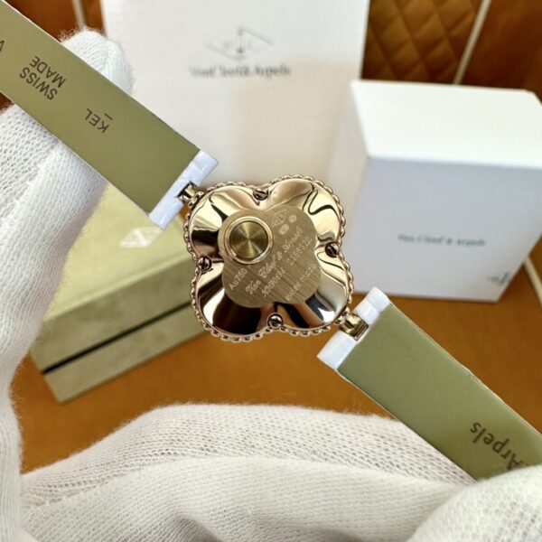 Van Cleef & Arpels Alhambra VCARO8SFOO (White Crocodile Strap)