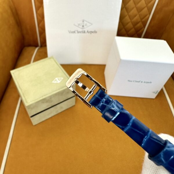 1 Van Cleef & Arpels Alhambra VCARO8SFOO (Mother-of-Pearl Dial)