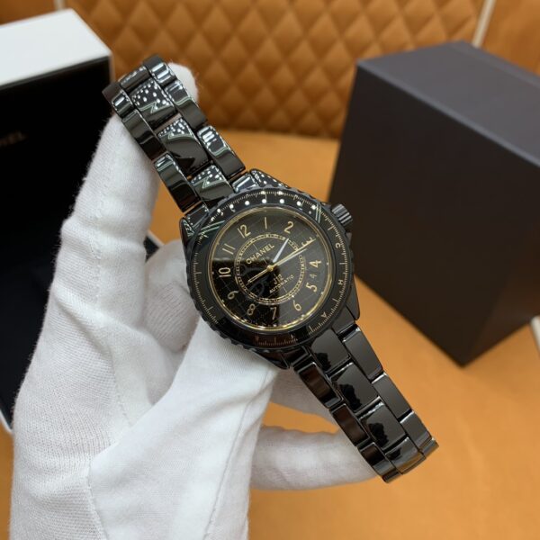 1 Chanel J12 Series (Model: H9762)