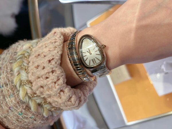 BVLGARI SERPENTI Series 103608 (35mm, White Lacquered Dial, 18K Gold Hour Markers, Rose Gold Bezel, Sapphire Crystal, Swiss Quartz Movement)