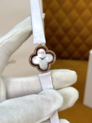Van Cleef & Arpels Alhambra VCARO8WSOO (White Crocodile Strap)