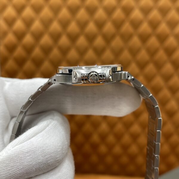 Patek Philippe Nautilus Ref. 7118/1A-010