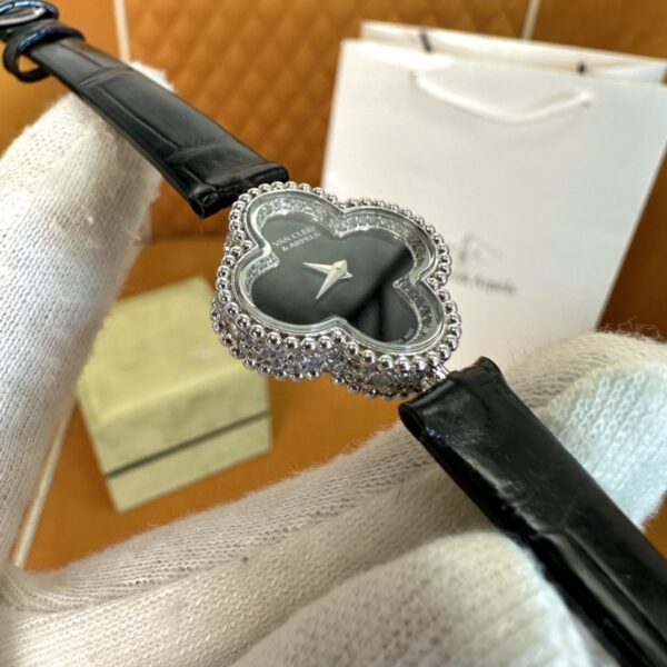 Van Cleef & Arpels Alhambra VCARO8WUOO (Black Crocodile Strap)