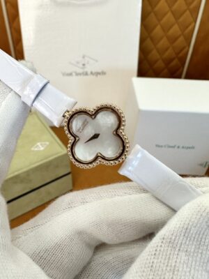 Van Cleef & Arpels Alhambra VCARO8SFOO (White Crocodile Strap)
