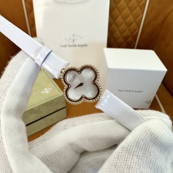 Van Cleef & Arpels Alhambra VCARO8SFOO (White Crocodile Strap)