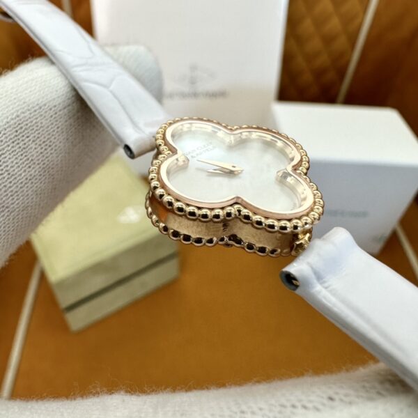 Van Cleef & Arpels Alhambra VCARO8SFOO (White Crocodile Strap)