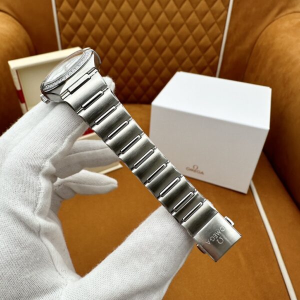 Omega Constellation, Steel Bracelet with Mother-of-Pearl Dial and Diamonds, 29mm, Automatic Mechanical 131.15.29.20.55.001 (Mother-of-Pearl Dial, Stainless Steel, Diamonds)