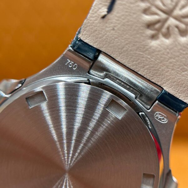 8 Patek Philippe Nautilus Ref. 7010G-011