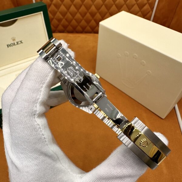 8 Rolex Datejust M278343RBR-0024 (Olive Green Dial, Diamond Bezel, 31mm)