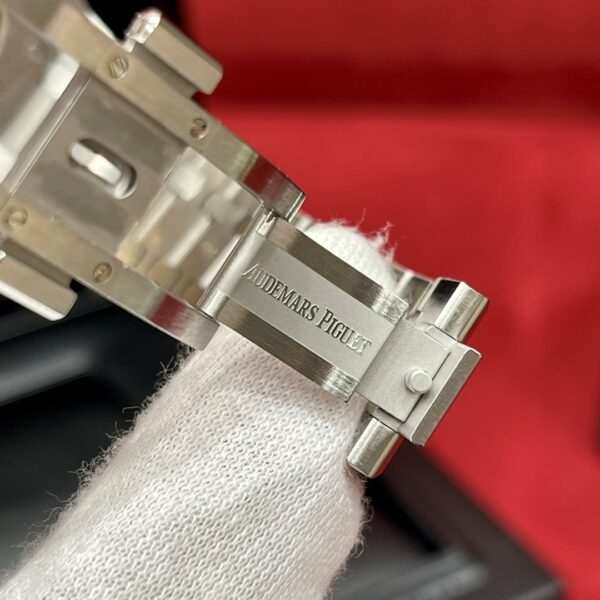 9 Audemars Piguet Royal Oak Ref. 15400ST.OO.1240ST.03